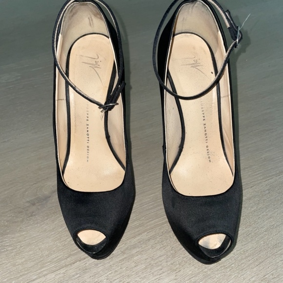 Giuseppe Zanotti Satin Peep Toe Pump - Picture 2 of 6